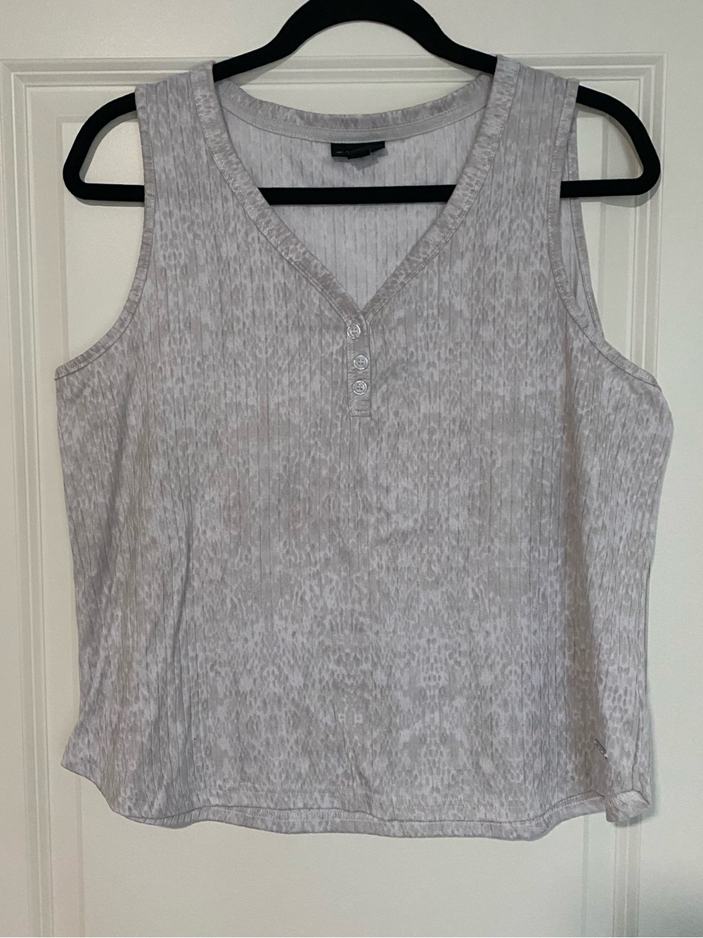 Tahari Light Gray Textured V-Neck Button Tank